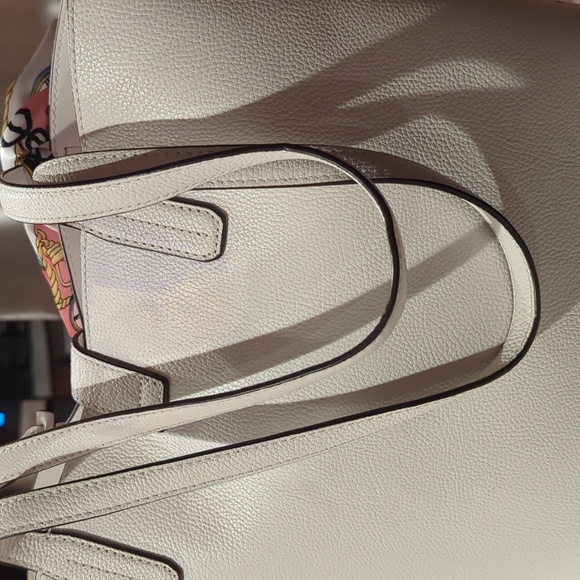 Michael Kors tote bag and wallet bundle..Minor Discoloration On The Back Of Bag. - Picture 5 of 5